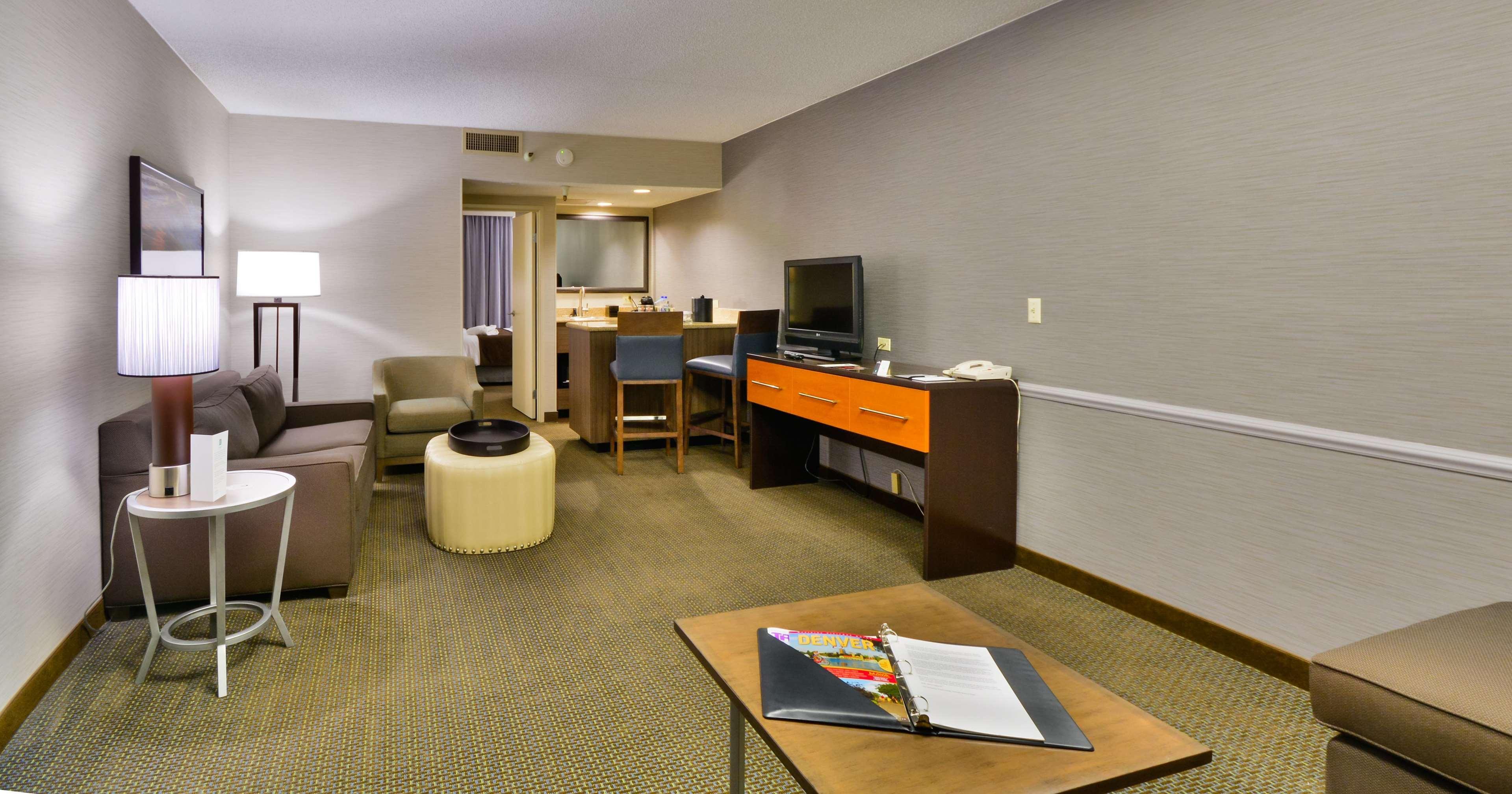 Embassy Suites By Hilton Denver Central Park Kamer foto