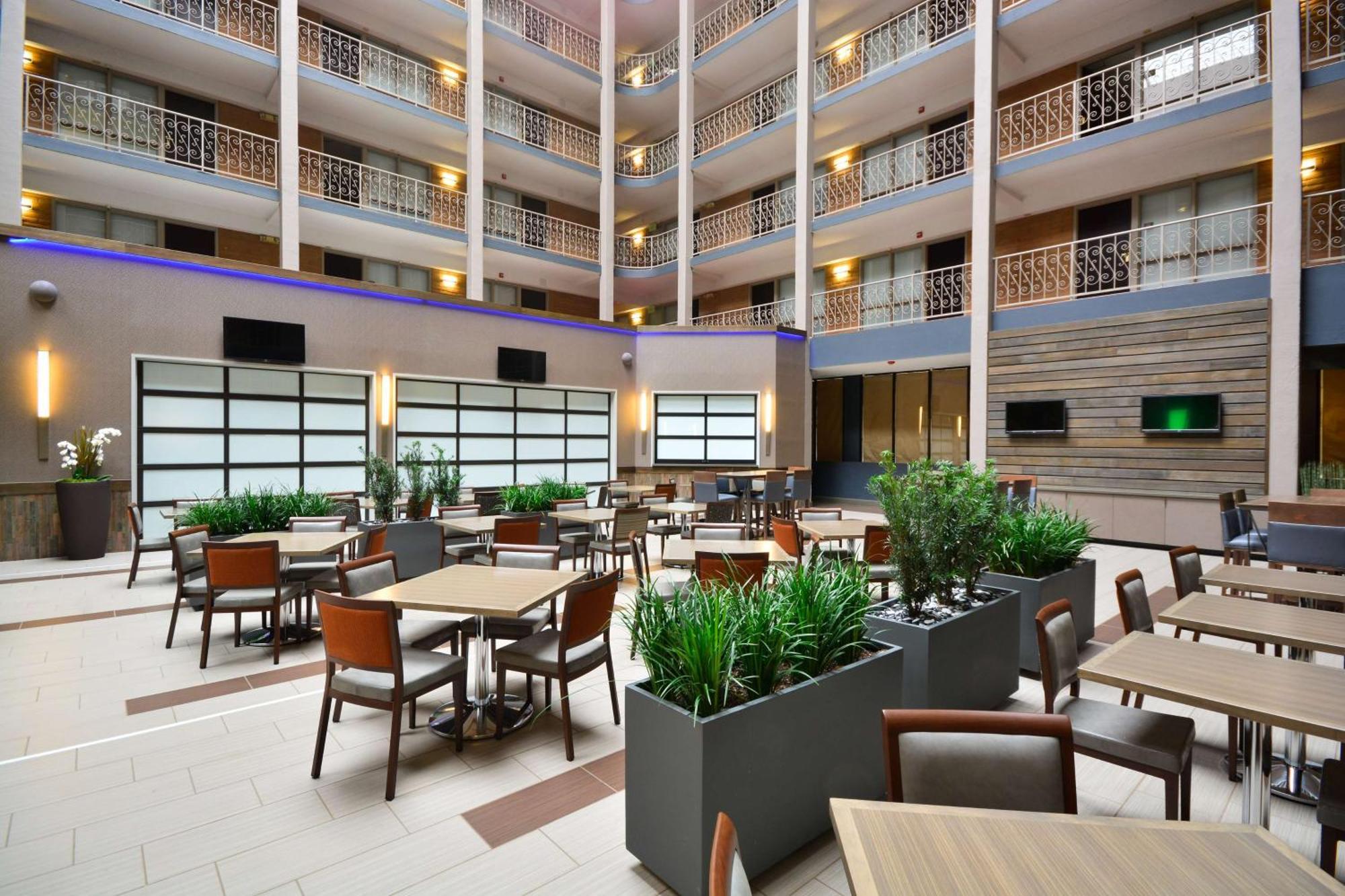 Embassy Suites By Hilton Denver Central Park Buitenkant foto